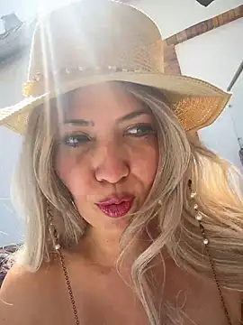 IsaSantoDomingo online show from 1, 12, 2025