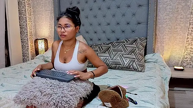 Miaa Collinss online show from 29, 11, 2025