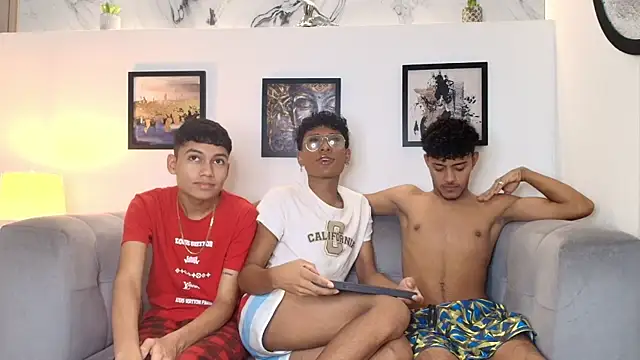 Snapshot of COUPLES_BOYS chatting on 25, 2, 2026 COUPLES BOYS online show from 25, 2, 2026