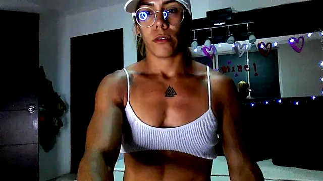 Snapshot of sexymusclegoddess chatting on 2, 4, 2026 sexymusclegoddess online show from 2, 4, 2026