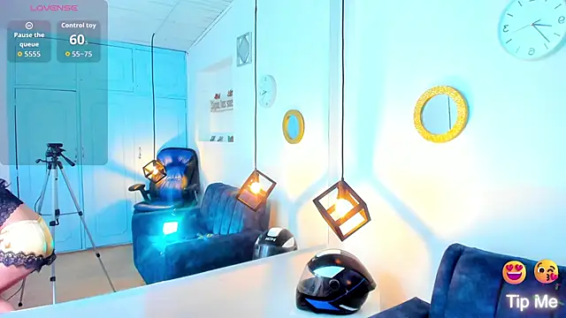 Hot Darliing online show from 3, 12, 2025