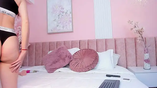 Snapshot of SashaBlake_ chatting on 4, 12, 2025 SashaBlake online show from 4, 12, 2025