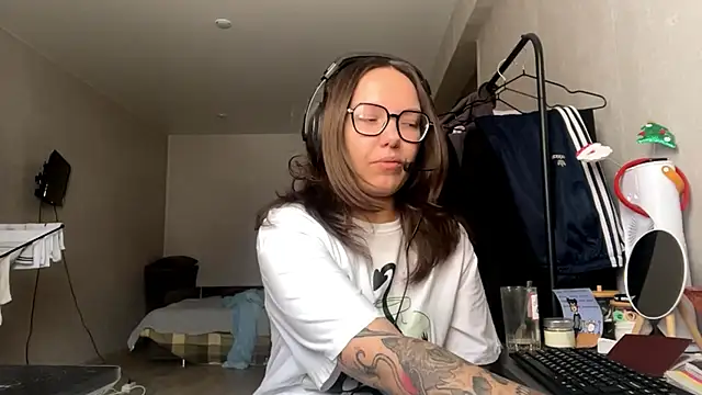 Snapshot of KerriMcbreen chatting on 28, 11, 2025 KerriMcbreen online show from 28, 11, 2025