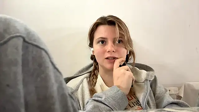 Snapshot of AlanaPostell chatting on 3, 12, 2025 AlanaPostell online show from 3, 12, 2025