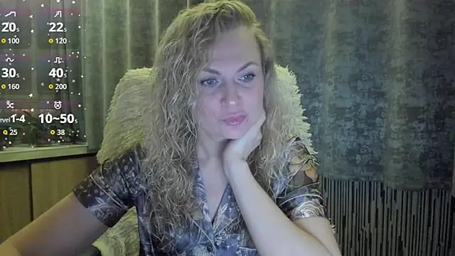 Snapshot of LanaLight_x chatting on 15, 12, 2025 LanaLight x online show from 15, 12, 2025