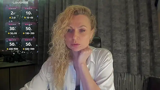 Snapshot of LanaLight_x chatting on 15, 4, 2026 LanaLight x online show from 15, 4, 2026