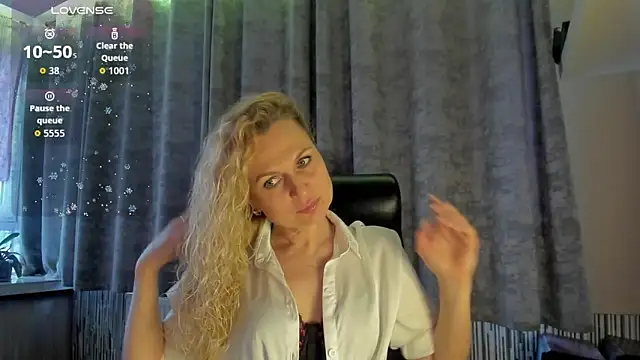 Snapshot of LanaLight_x chatting on 23, 4, 2026 LanaLight x online show from 23, 4, 2026