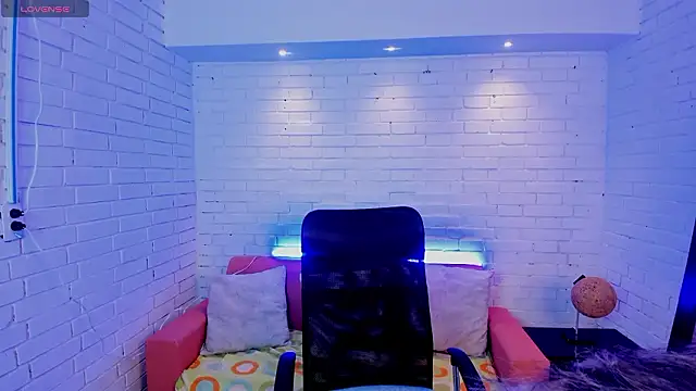 Snapshot of TiffanyHoustton chatting on 4, 2, 2026 TiffanyHoustton online show from 4, 2, 2026