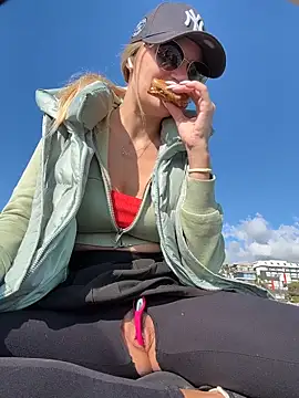 Snapshot of Betsy chatting on 7, 4, 2026 Betsy online show from 7, 4, 2026