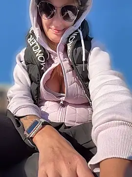 Snapshot of Betsy chatting on 10, 4, 2026 Betsy online show from 10, 4, 2026