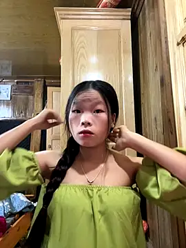 Snapshot of Heni-a chatting on 17, 12, 2025 Heni-a online show from 17, 12, 2025