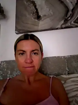 Snapshot of Britney_HartX chatting on 4, 12, 2025 Britney HartX online show from 4, 12, 2025