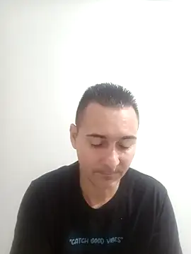 Snapshot of MonNave chatting on 4, 12, 2025 MonNave online show from 4, 12, 2025