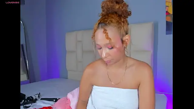 EmmaLawrence  online show from 11, 4, 2026