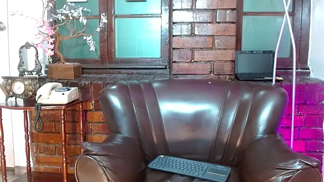 Snapshot of Sue_Sparkle chatting on 19, 12, 2025 Sue Sparkle online show from 19, 12, 2025