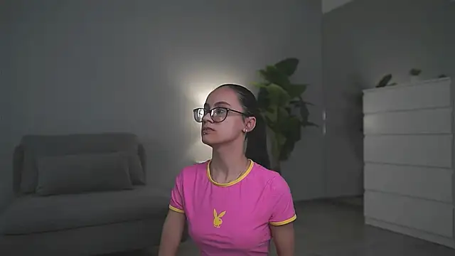 Snapshot of ValexieLux chatting on 6, 4, 2026 ValexieLux online show from 6, 4, 2026