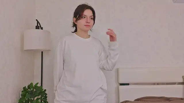 NyraVesperis online show from 2, 4, 2026