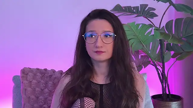 Snapshot of TheaMalekoo chatting on 8, 4, 2026 TheaMalekoo online show from 8, 4, 2026