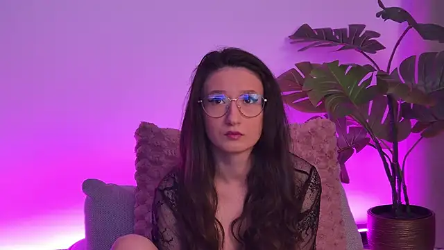 Snapshot of TheaMalekoo chatting on 9, 4, 2026 TheaMalekoo online show from 9, 4, 2026