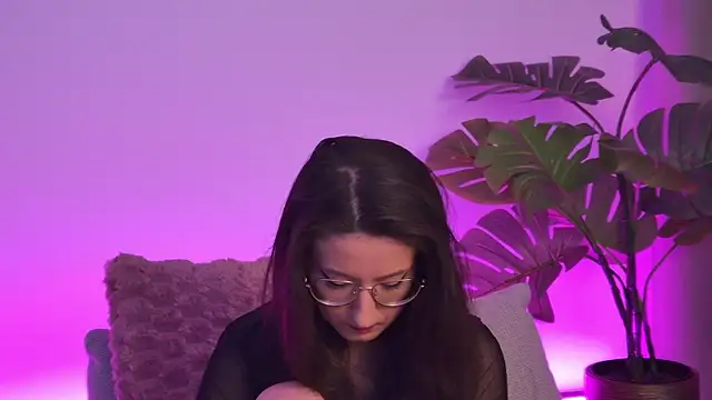 Snapshot of TheaMalekoo chatting on 10, 4, 2026 TheaMalekoo online show from 10, 4, 2026