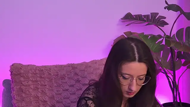 Snapshot of TheaMalekoo chatting on 16, 4, 2026 TheaMalekoo online show from 16, 4, 2026