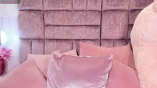 Snapshot of miaa_quinn chatting on 21, 12, 2025 miaa quinn online show from 21, 12, 2025