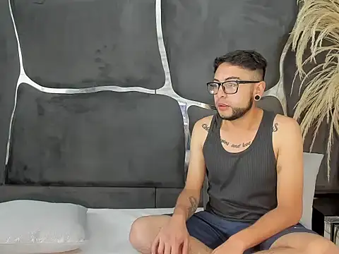 Snapshot of LailaAndOliver chatting on 16, 12, 2025 LailaAndOliver online show from 16, 12, 2025