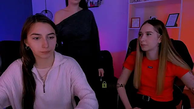 mila firee online show from 15, 4, 2026