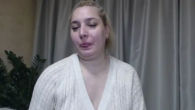 Snapshot of sweetpussy13 chatting on 4, 12, 2025 sweetpussy13 online show from 4, 12, 2025