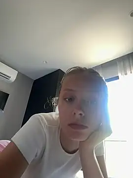 Snapshot of SunnyShiney chatting on 24, 2, 2026 SunnyShiney online show from 24, 2, 2026