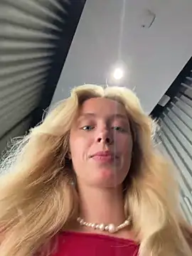 Snapshot of SunnyShiney chatting on 1, 4, 2026 SunnyShiney online show from 1, 4, 2026