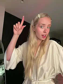 Snapshot of SunnyShiney chatting on 2, 4, 2026 SunnyShiney online show from 2, 4, 2026