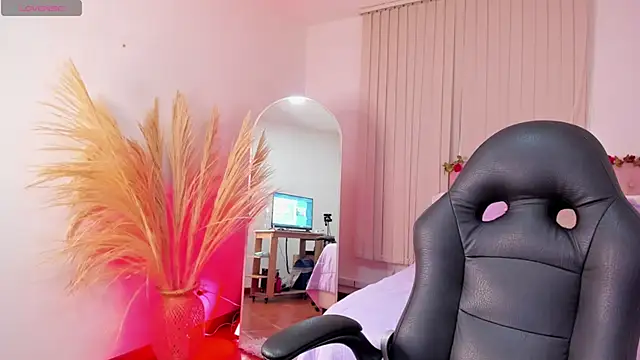 Snapshot of Isa_Emm chatting on 16, 12, 2025 Isa Emm online show from 16, 12, 2025