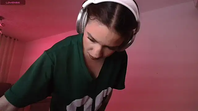 Snapshot of alina_lee chatting on 13, 4, 2026 alina lee online show from 13, 4, 2026