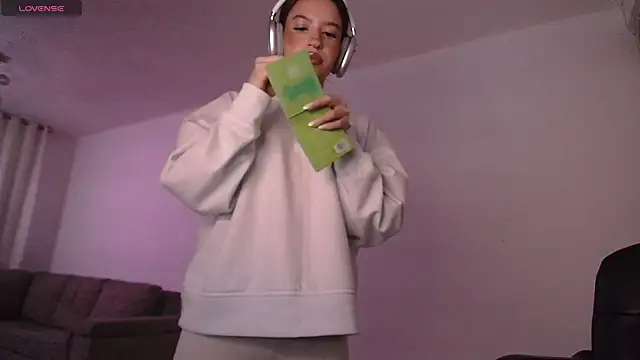Snapshot of alina_lee chatting on 16, 4, 2026 alina lee online show from 16, 4, 2026