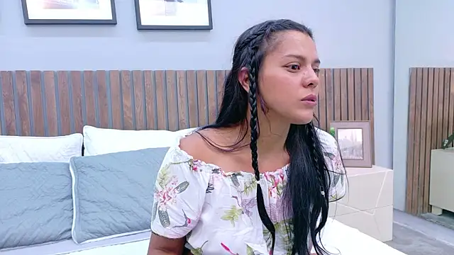 Mia Bellefort online show from 4, 3, 2026