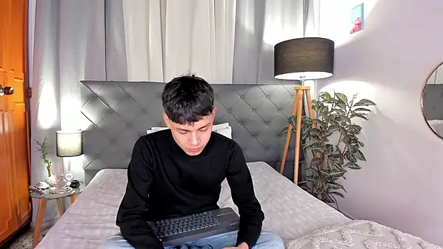 Snapshot of Andy_Belier23 chatting on 4, 4, 2026 Andy Belier23 online show from 4, 4, 2026