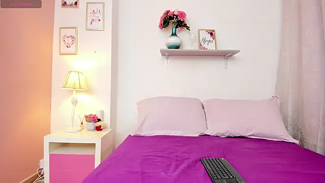 Snapshot of EmmaBell_ chatting on 17, 12, 2025 EmmaBell online show from 17, 12, 2025