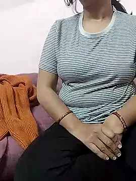 Snapshot of QSMTCNNT chatting on 15, 12, 2025 QSMTCNNT online show from 15, 12, 2025