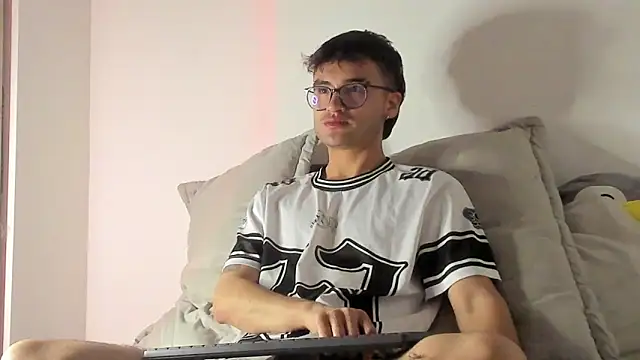 Snapshot of charlie_dicker chatting on 21, 2, 2026 charlie dicker online show from 21, 2, 2026