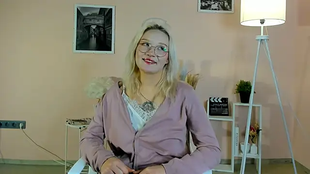 Snapshot of AdelinaMaddalena chatting on 18, 12, 2025 AdelinaMaddalena online show from 18, 12, 2025