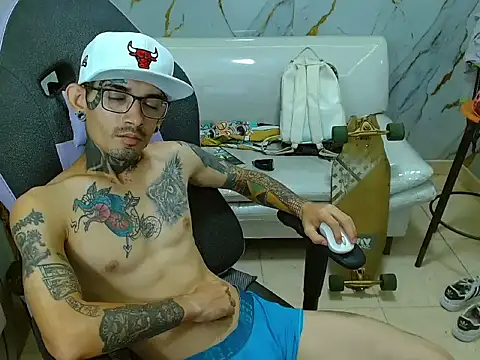 Snapshot of Boy_tatto77 chatting on 1, 4, 2026 Boy tatto77 online show from 1, 4, 2026