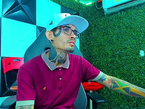 Snapshot of Boy_tatto77 chatting on 4, 4, 2026 Boy tatto77 online show from 4, 4, 2026