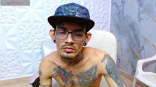 Snapshot of Boy_tatto77 chatting on 5, 4, 2026 Boy tatto77 online show from 5, 4, 2026