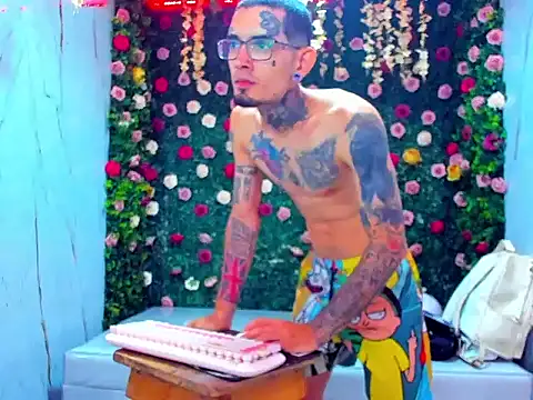 Snapshot of Boy_tatto77 chatting on 15, 4, 2026 Boy tatto77 online show from 15, 4, 2026