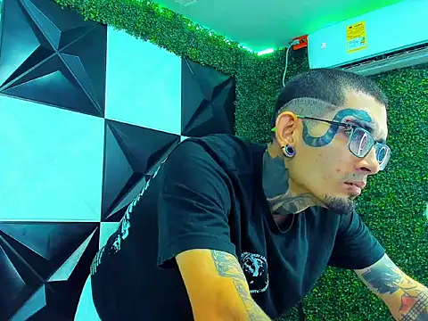 Snapshot of Boy_tatto77 chatting on 15, 4, 2026 Boy tatto77 online show from 15, 4, 2026