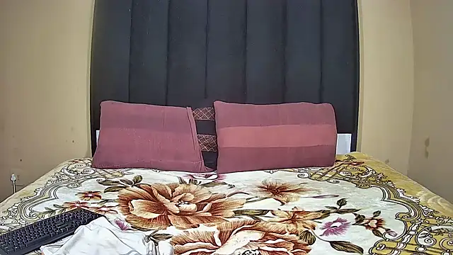 Snapshot of DesiredQueen27 chatting on 18, 3, 2026 DesiredQueen27 online show from 18, 3, 2026