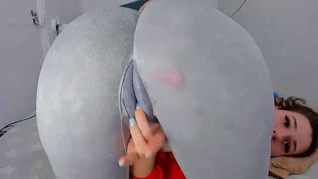 RedAssHottie online show from 7, 2, 2025