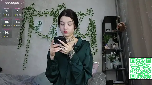 Snapshot of LeonaHinnes chatting on 12, 2, 2026 LeonaHinnes online show from 12, 2, 2026