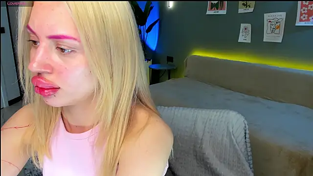 Luna Beverly online show from 5, 3, 2026